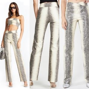 I am gia seala pant snake